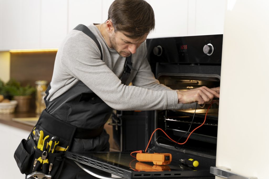 service-maintenance-worker-repai-1